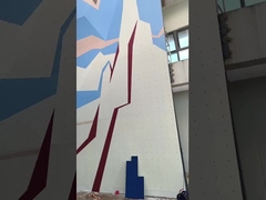 Ενήλικη τεχνητή επαγγελματική αναρρίχησης αναρρίχηση βράχου παιδικών χαρών τοίχων υπαίθρια